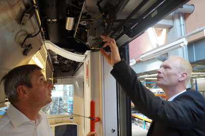 El técnico del sistema VAG Robert Meier y el experto de igus Werner Pecher prueban una puerta con cables chainflex® y cadena portacables.