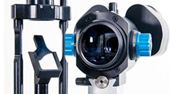 Microscopio oftalmológico con componentes hechos a medida de igus®