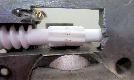 Engranaje de tornillo sinfín impreso en 3D como pieza de recambio para un coche de época.