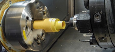 Los materiales en barra hechos de plásticos de alto rendimiento iglidur® se tornean para lograr la forma deseada.