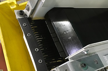 Cepillo al final de una cinta transportadora