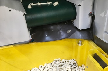 Láminas magnéticas en el punto de transición de la cinta transportadora al contenedor