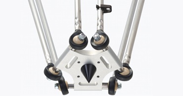 Robot de cinemática paralela con un calibrador de perno y un sujetacables para el guiado del cableado