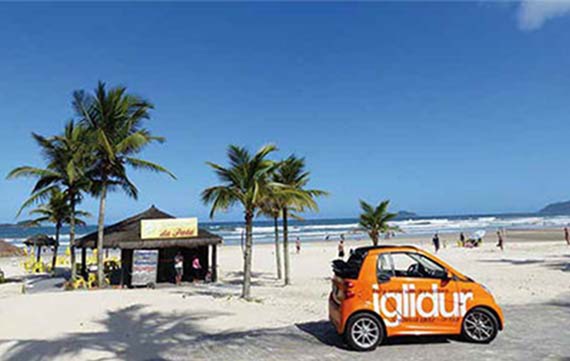 Coche Smart de iglidur en la playa en Brasil