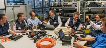 Trabajadores de igus en una mesa con productos