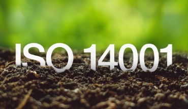 Tierra frente a las letras de ISO 14001 y un fondo verde