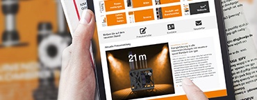 Mano con una tablet y una revista