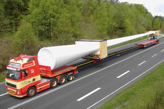 Los camiones transportadores pesados de Goldhofer llevan sistemas lineales de igus®