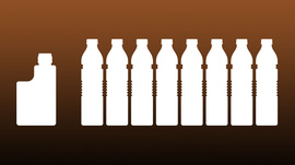 Botella de aceite y botellas de agua potable