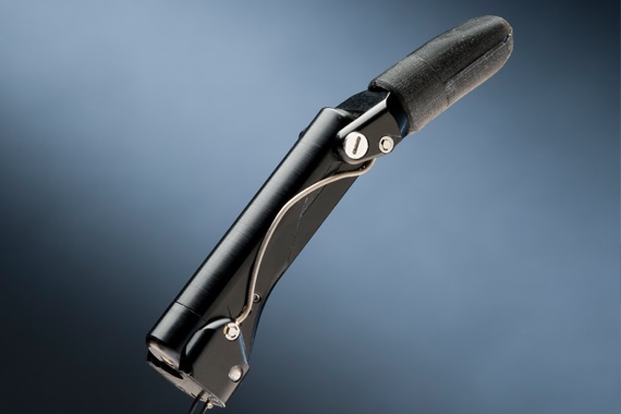 Dedos en una prótesis de la mano de Vincent con rodamientos personalizados fabricados de material en barra iglidur®